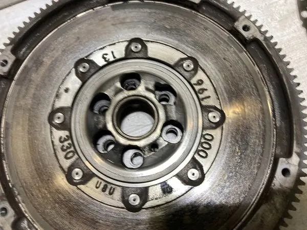 Audi A3 8V 1.6 TDI CRKB Kaksimassavälykkö Manuaali OEM 03L105266BT image 4