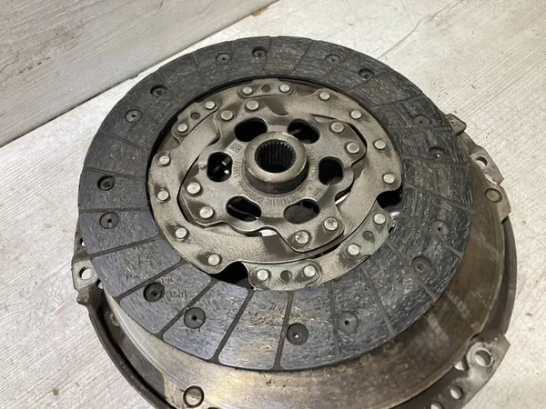 Audi A3 8V 1.6 TDI CRKB Kaksimassavälykkö Manuaali OEM 03L105266BT image 5