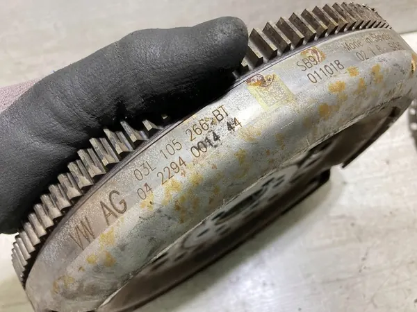 Audi A3 8V 1.6 TDI CRKB Kaksimassavälykkö Manuaali OEM 03L105266BT image 6