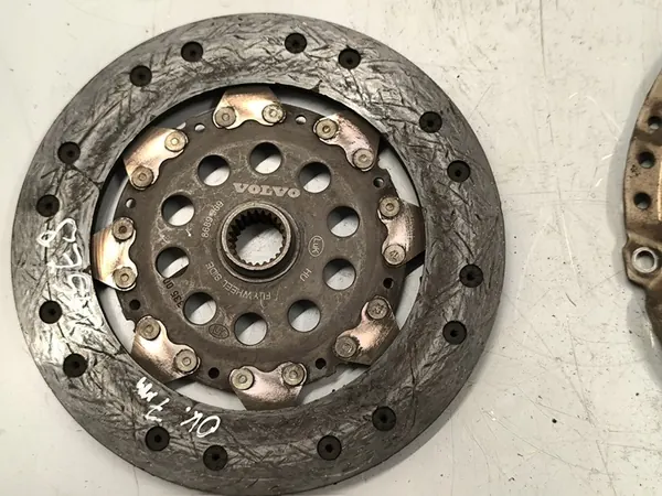 Kytkinlevy + Painelevy Volvo V50 S40 2.4B image 2