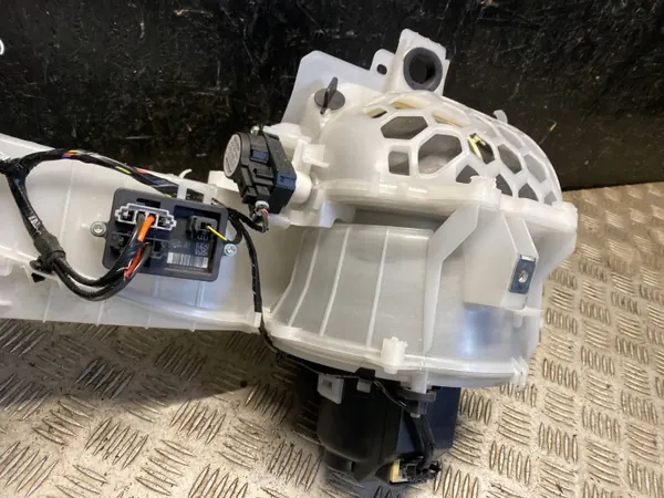 Opel Vivaro C 2021 Puhallinkotelo OEM 9836407680 image 6