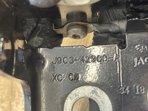 Charnière de hayon Jaguar E-Pace 2019 côté droit OEM J9C342900A image 3