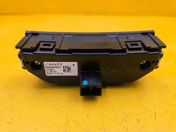 Conector Interruptor AUX Lynk & Co 01 OEM 8889663541 image 3