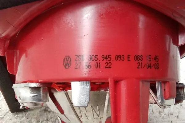 Luz de maletero izquierda VW PASSAT B5 3C5945093E image 4