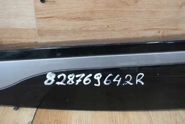 Lower Decorative Side Trim Left Rear Door Clio IV HB image 2