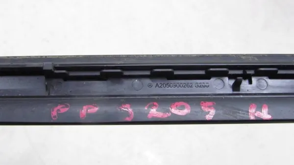Mercedes W205 Rechte Frontscheibenleiste OEM A2056900262 image 4