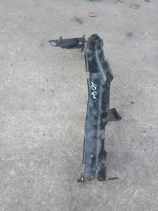 Audi A4 B8 Vänster Skärm Fäste OEM 8T0821135G image 3