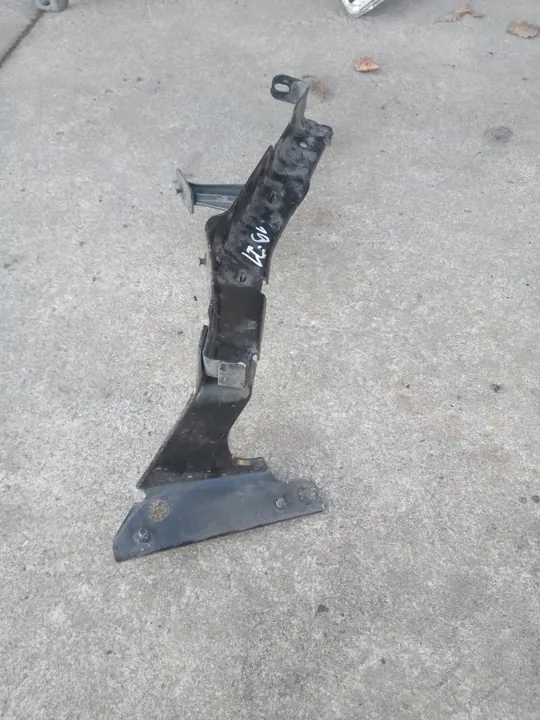 Audi A4 B8 Vänster Skärm Fäste OEM 8T0821135G image 4
