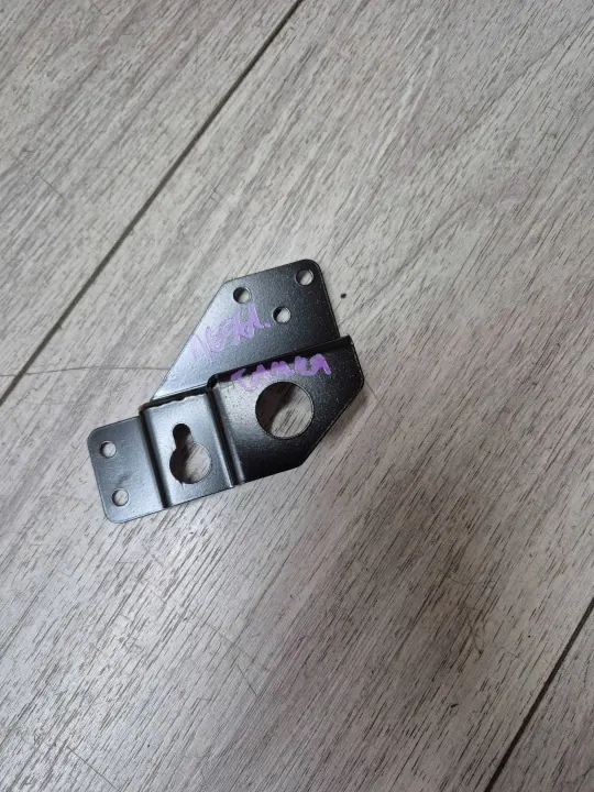 Ferrari 458 konepellin lukun kiinnike OEM 83190400 image 2