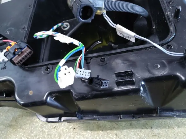 Citroen Berlingo IV Tanque AdBlue OEM 9817601880 image 6