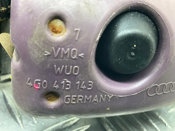 Framaxelns stötdämparfäste OEM 8K0413M - Audi OE image 4