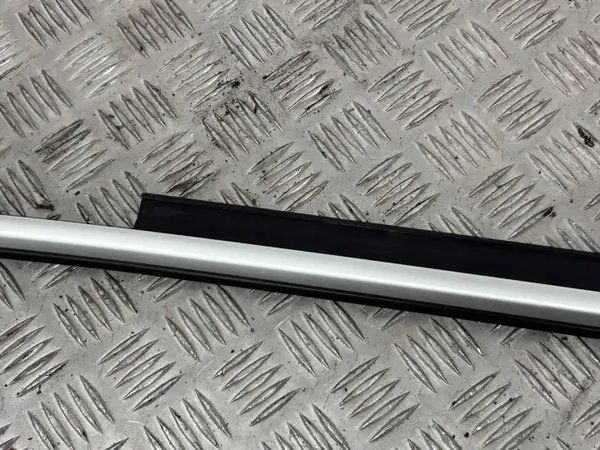 Audi RS5 Coupé oikea ikkunalista OEM 8T0853284D image 3
