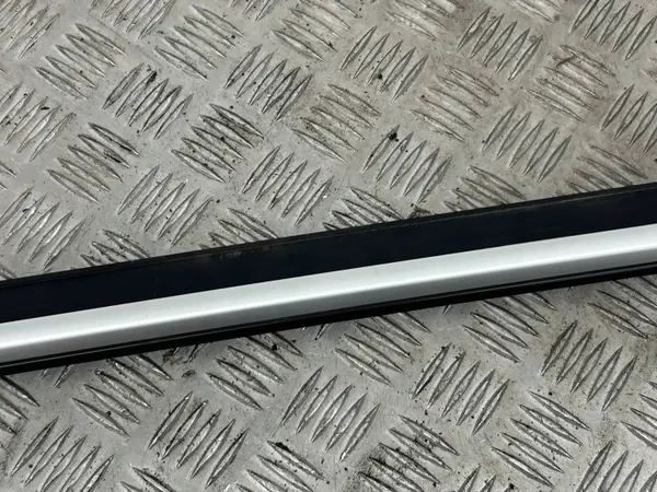 Audi RS5 Coupé oikea ikkunalista OEM 8T0853284D image 4