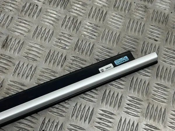 Audi RS5 Coupé oikea ikkunalista OEM 8T0853284D image 5