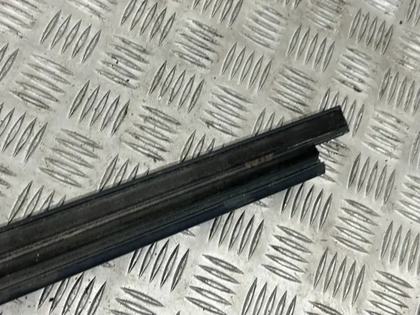 Audi RS5 Coupé oikea ikkunalista OEM 8T0853284D image 6