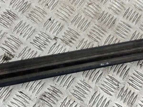 Audi RS5 Coupé oikea ikkunalista OEM 8T0853284D image 7