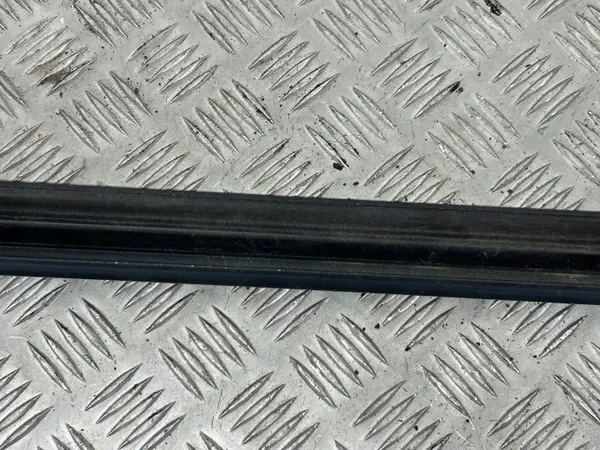 Audi RS5 Coupé oikea ikkunalista OEM 8T0853284D image 8