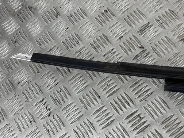 Audi RS5 Coupé oikea ikkunalista OEM 8T0853284D image 9
