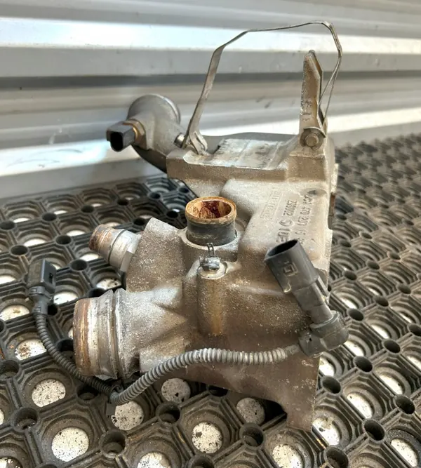 Sylinterinkantajanjakaja Kotelo OEM A4702031561 image 10