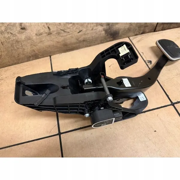 Pédale de Frein BMW OEM 6874289 - État Utilisé image 3