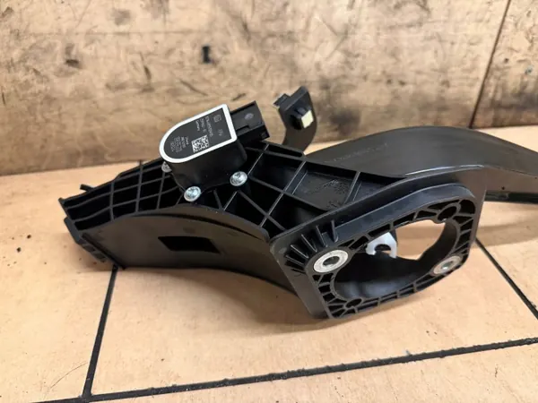 Pédale de Frein BMW OEM 6874289 - État Utilisé image 4