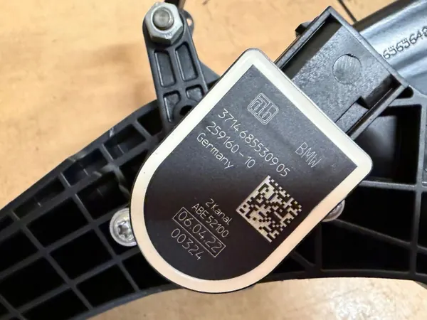 Pédale de Frein BMW OEM 6874289 - État Utilisé image 5