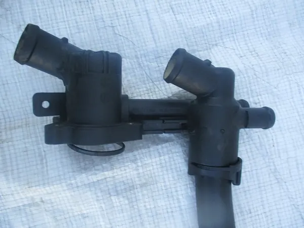 VW Audi Seat Skoda 1.2 TSI Carcasa de Termostato Tubo de Agua image 2