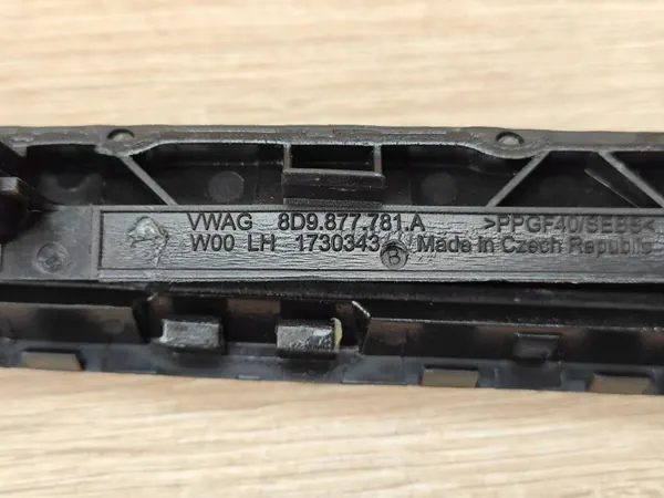 OEM 8D9877781A Linker schuifdakrailafdekking Audi A5 image 3