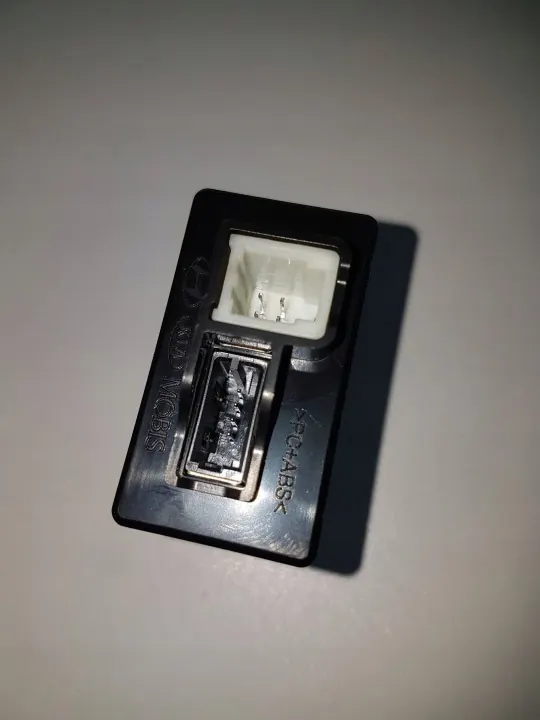Tomada USB Hyundai OEM 96120G2100 - Usado image 5