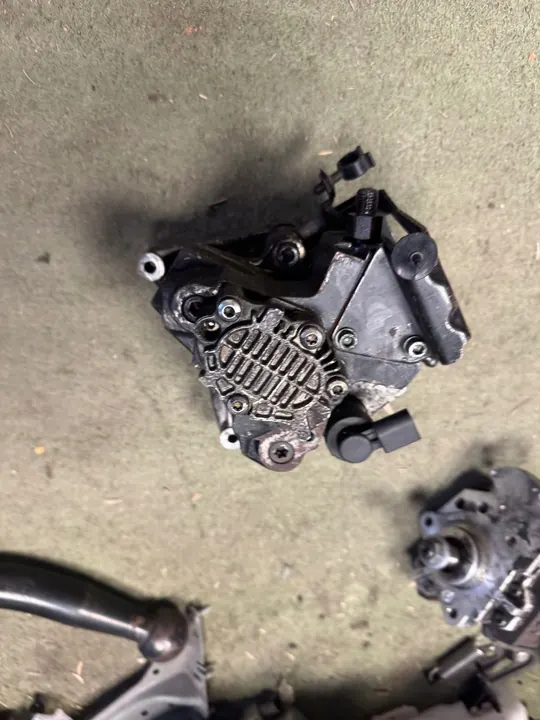 Hochdruckkraftstoffpumpe CR 057130755G Audi A8 D3 4.0 TDI image 3