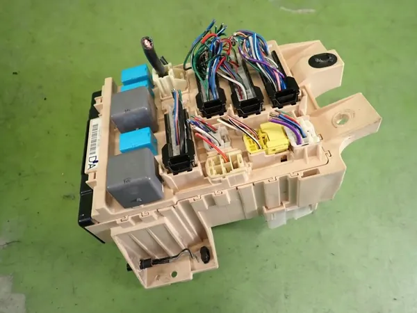 Toyota Solara sulakekotelo OEM 0 - Käytetty kunto image 2