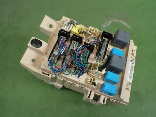 Toyota Solara sulakekotelo OEM 0 - Käytetty kunto image 7