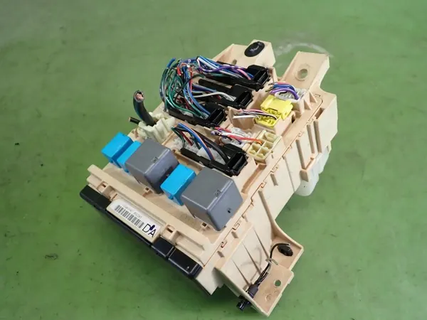 Toyota Solara sulakekotelo OEM 0 - Käytetty kunto image 8