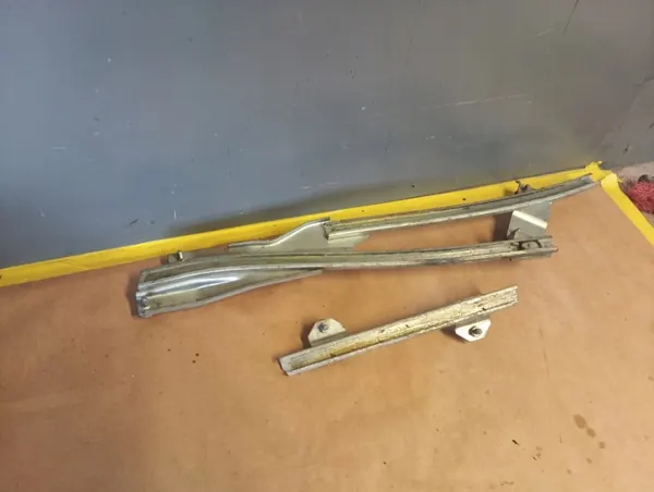 Guía de ventana trasera Opel Commodore OEM 964 izquierda image 3