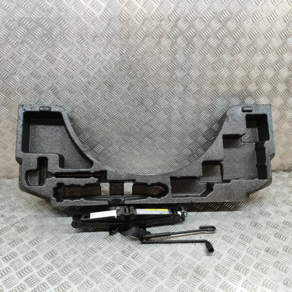 AUDI A3 Sportback 8VA 8VF Domkraft 2018 OEM 8V3012109R image 3