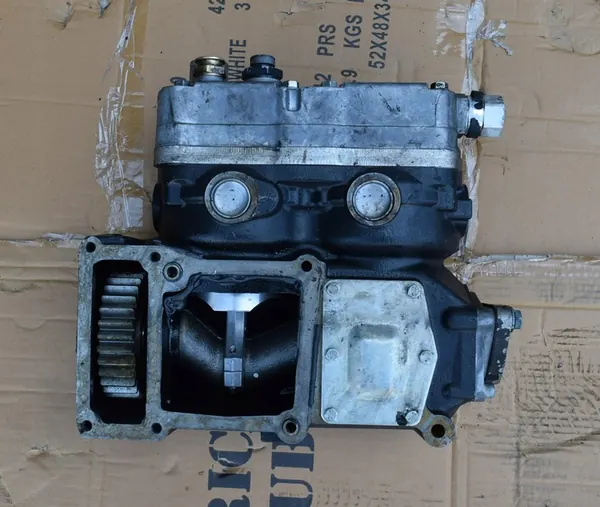 Compresseur d'air MAN D38 à deux cylindres image 1