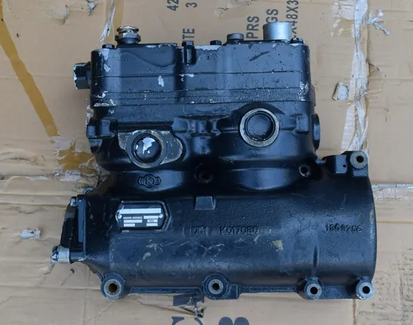 Compresseur d'air MAN D38 à deux cylindres image 2