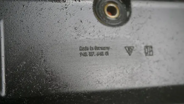 Junta do cárter de óleo Porsche OEM 94810764001 - Usado image 3
