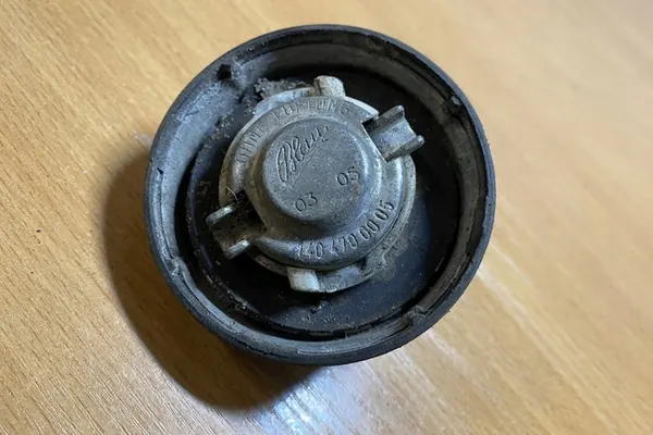 Bouchon de réservoir MERCEDES-BENZ E (W210) 1404700005 image 2