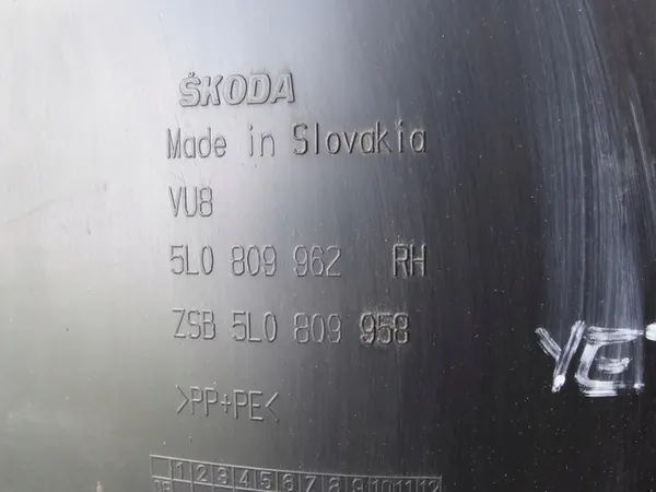 SKODA YETI Right Front Wheel Arch 5L0809962 5L0809958 image 5