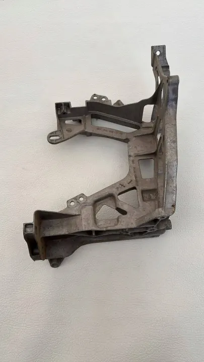 Mercedes W205 framsätes bältesstöd höger A2056221700 image 2