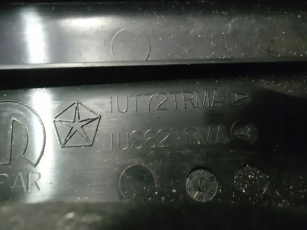 Jeep OE Kennzeichenleuchtenblende 1UT72TRMA image 3