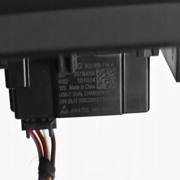 Rejilla de ventilación USB trasera OEM 5LA857289B para Skoda image 4
