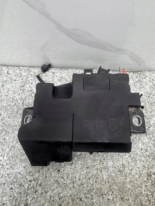Plus-liitin Volvo XC40 2017-2024 OEM 32200334 image 2