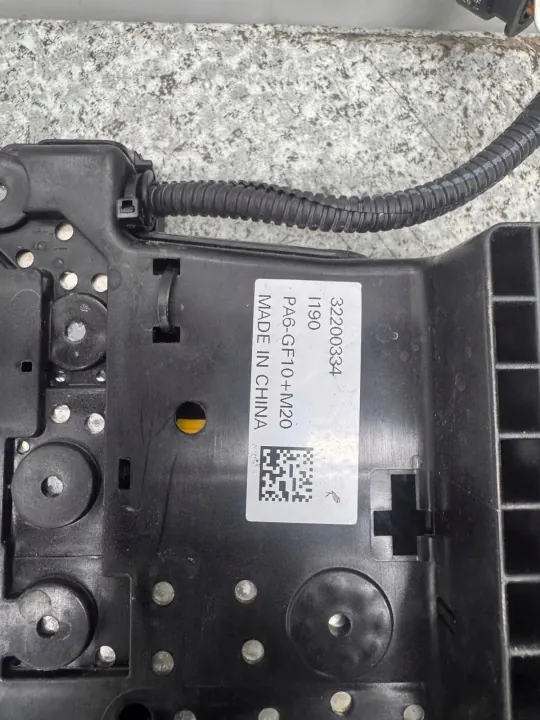 Plus-liitin Volvo XC40 2017-2024 OEM 32200334 image 4