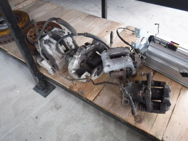 Bromsokar & skivor R32 3,2 vr6 - Begagnad image 2