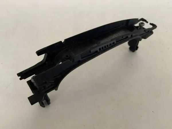 Audi A5 Etu oikea ovenkahvankehyks OEM 8W0837205 image 3