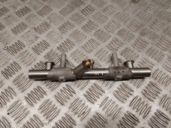 Audi OE 06E130090AJ Rail de inyección - Estado usado image 2