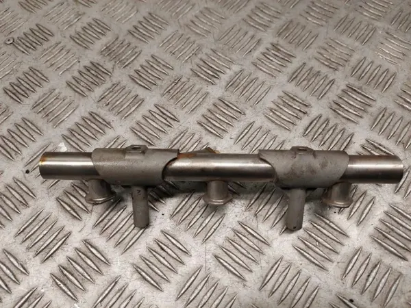 Audi OE 06E130090AJ Rail de inyección - Estado usado image 3
