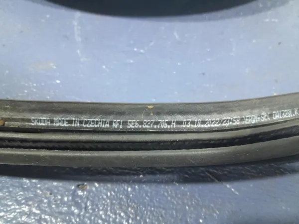 Skoda Octavia IV HB takaluukun tiiviste OEM 5E6827705H image 5